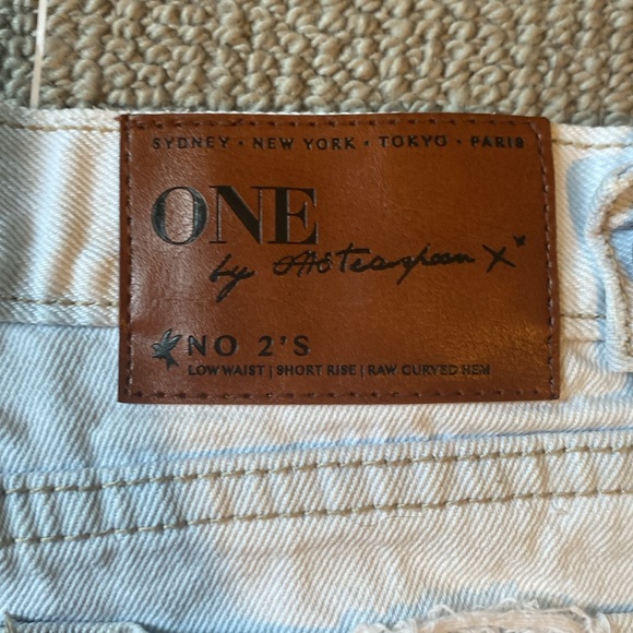 One teaspoon shorts. Low waist. Short rise. Raw curved hem - Picture 3 of 5